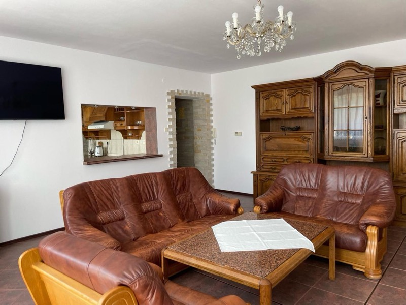 Salon w apartamencie ze skórzanym wypoczynkiem